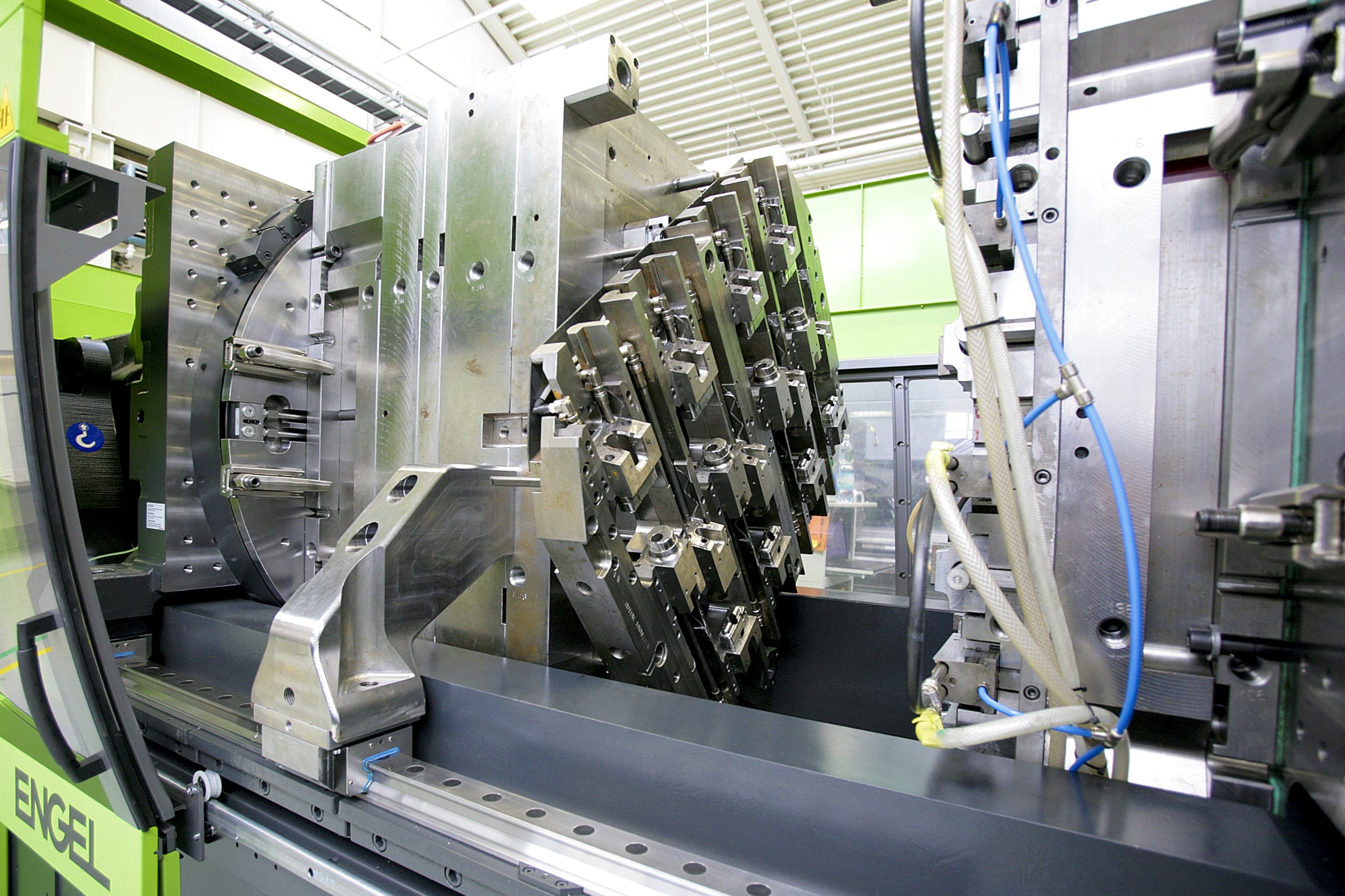 2025-07-die-evolution-einer-der-wegweisenden-entwicklungen-im-spritzgießmaschinenbau-2 2025 07 die evolution einer der wegweisenden entwicklungen im spritzgießmaschinenbau 2